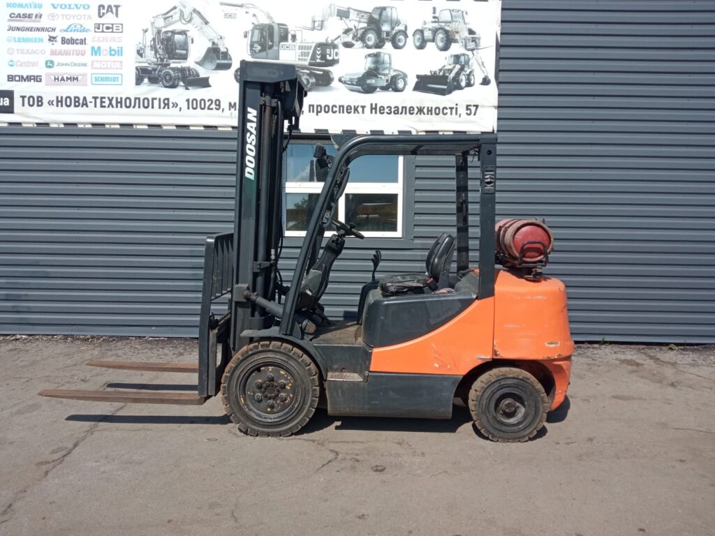  Вилковий навантажувач  DOOSAN 2007року. 