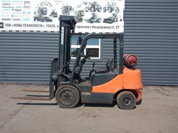  Вилковий навантажувач  DOOSAN 2007року. 